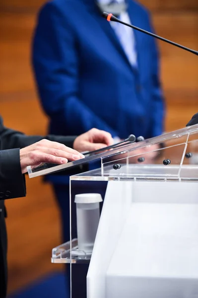 Detalhe Tiro Com Homem Ternos Durante Uma Conferência Imprensa — Fotografia de Stock