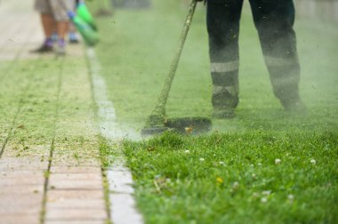Hukuk biçme makinesi adam kesme çimen şehir