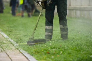 Hukuk biçme makinesi adam kesme çimen şehir