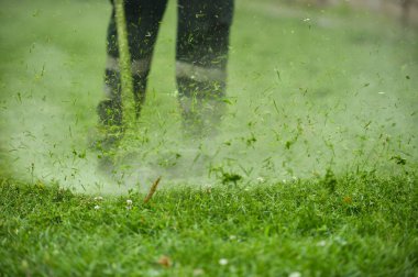 Hukuk biçme makinesi adam kesme çimen şehir