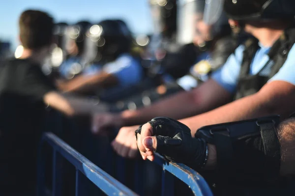 Policejní Důstojník Ruce Bezpečnostní Plot Během Nepokojů — Stock fotografie