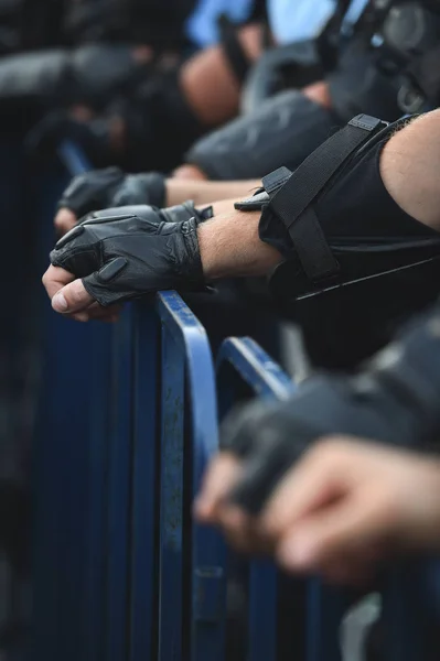 Oficial Policía Manos Una Valla Seguridad Durante Motín — Foto de Stock