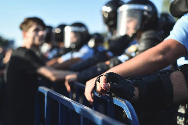 Policejní Důstojník Ruce Bezpečnostní Plot Během Nepokojů — Stock fotografie