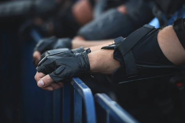 Oficial Policía Manos Una Valla Seguridad Durante Motín —  Fotos de Stock