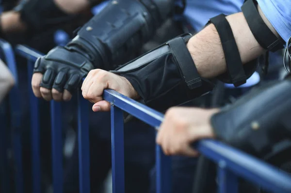 Поліцейські Руки Паркані Безпеки Під Час Заворушень — стокове фото