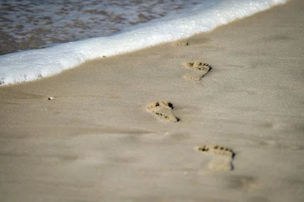 Detail Zastřelil Muž Stopy Písku Pláži — Stock fotografie