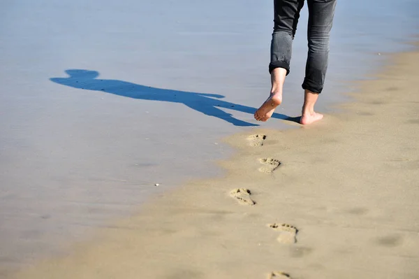 Homem Andando Descalço Fazendo Pegadas Areia Uma Praia — Fotografia de Stock