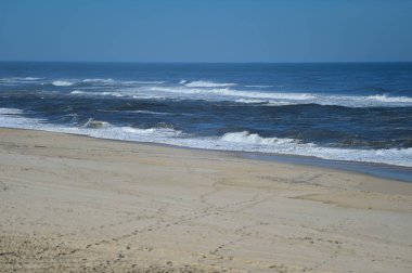 Güneşli bir gün olay yerinde Atlantik Okyanusu kıyı sahilde