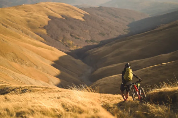 Herfst Berg Scène Rijden Met Een Mountainbike Uitgerust Met Reis — Stockfoto