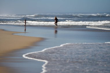 Monte Real, Portekiz - 28 Eylül 2016: Güneşli gün olay yerinde Atlantik Okyanusu kıyı sahilde.