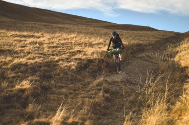 Prahova/Romanya - 28 Ekim 2018: sonbahar dağ sahne seyahat çantaları ile donatılmış bir dağ bisikleti ile sürme.