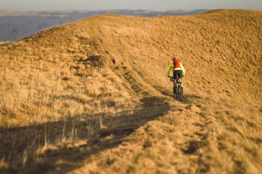 Sonbahar dağ sahne ile donatılmış bir dağ bisikleti ile sürme seyahat çantaları