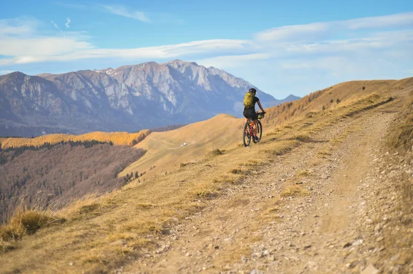 Herfst Berg Scène Rijden Met Een Mountainbike Uitgerust Met Reis — Stockfoto