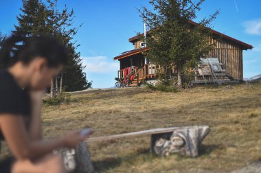 Güzel bir sonbahar sahne sığınmak dağ 