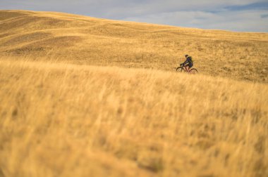 Sonbahar dağ sahne ile donatılmış bir dağ bisikleti ile sürme seyahat çantaları