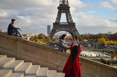 Paris, Fransa - Kasım 9, 2018: turistler fotoğraf içinde belgili tanımlık geçmiş ile Tour Eiffel Trocadero sitedeki bir sonbahar günü yaparak
