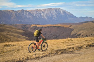 Prahova/Romanya - 28 Ekim 2018: sonbahar dağ sahne seyahat çantaları ile donatılmış bir dağ bisikleti ile sürme.