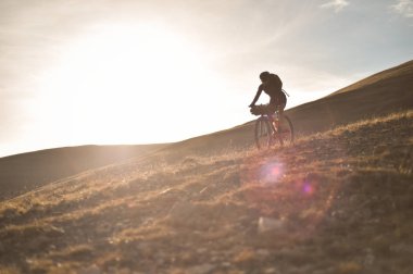 Prahova/Romanya - 28 Ekim 2018: sonbahar dağ sahne seyahat çantaları ile donatılmış bir dağ bisikleti ile sürme.