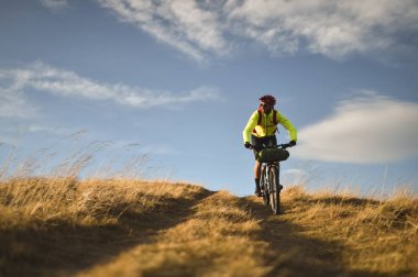 Prahova/Romanya - 28 Ekim 2018: sonbahar dağ sahne seyahat çantaları ile donatılmış bir dağ bisikleti ile sürme.