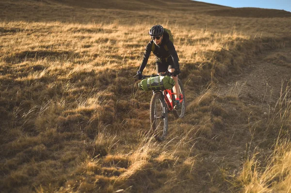 Prahova/Romanya - 28 Ekim 2018: sonbahar dağ sahne seyahat çantaları ile donatılmış bir dağ bisikleti ile sürme.