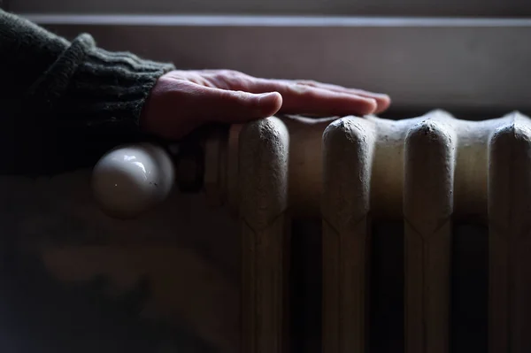 Detalle Con Una Mano Comprobando Calor Proveniente Radiador Doméstico — Foto de Stock