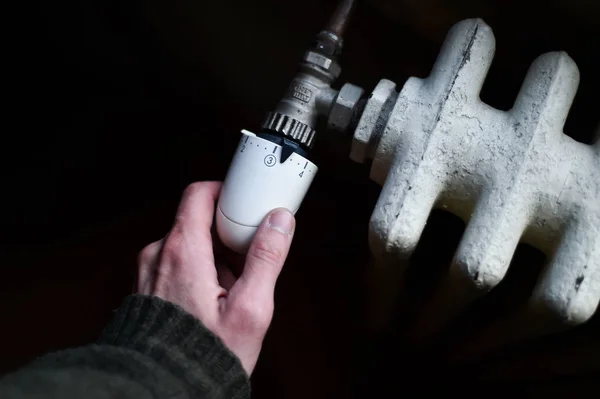 Detail Met Een Hand Warmte Vanuit Een Huishoudelijke Radiator Controleren — Stockfoto