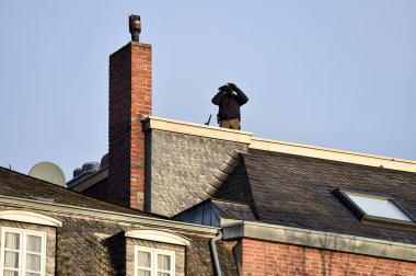 Özel kuvvetler keskin nişancı bir çatı üzerinden bir çevreyi emniyete 