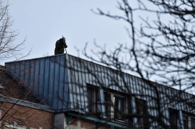 Özel kuvvetler keskin nişancı bir çatı üzerinden bir çevreyi emniyete 