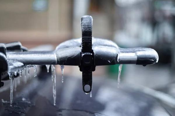 Fahrradständer Auto Nach Gefrorenem Regen Mit Eis Bedeckt — Stockfoto