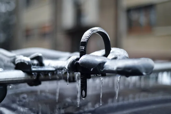 Fahrradständer Auto Nach Gefrorenem Regen Mit Eis Bedeckt — Stockfoto