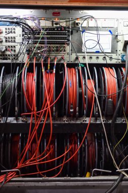 Kamyon kabloları ve kontrol paneli bir televizyon yayını