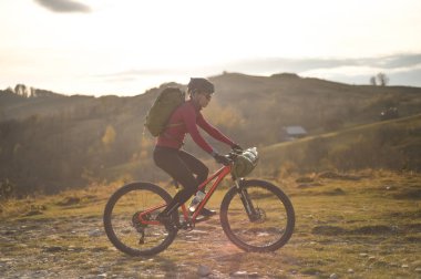 Prahova/Romanya - 28 Ekim 2018: sonbahar dağ sahne seyahat çantaları ile donatılmış bir dağ bisikleti ile sürme.