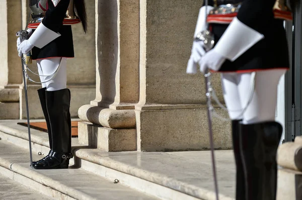 クイリナーレ宮殿での歓迎セレモニー中に名誉のイタリアの国家警備隊 — ストック写真