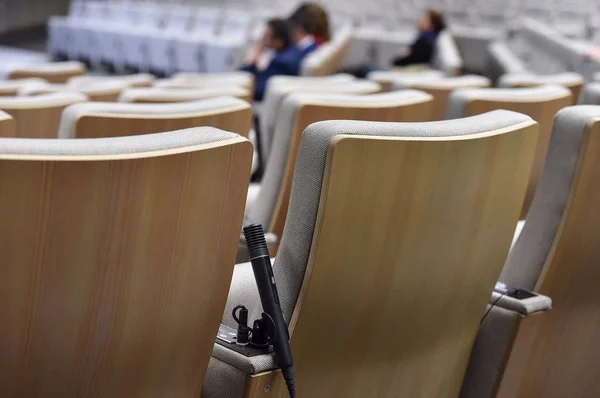 Pressemikrofon im Konferenzraum — Stockfoto