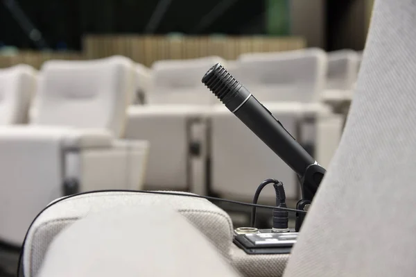 Nyomja meg a mikrofon, a konferencia terem — Stock Fotó
