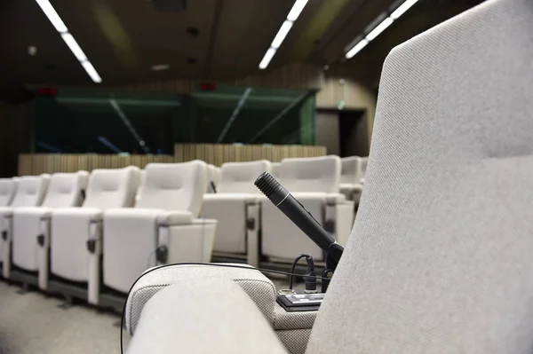 Microphone de presse dans une salle de conférence — Photo