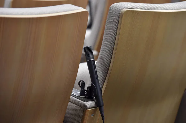 Pressione o microfone em uma sala de conferências — Fotografia de Stock