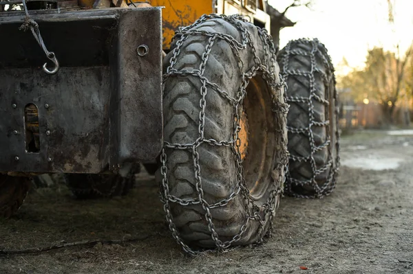 Correntes de pneus de neve na roda grande caminhão — Fotografia de Stock