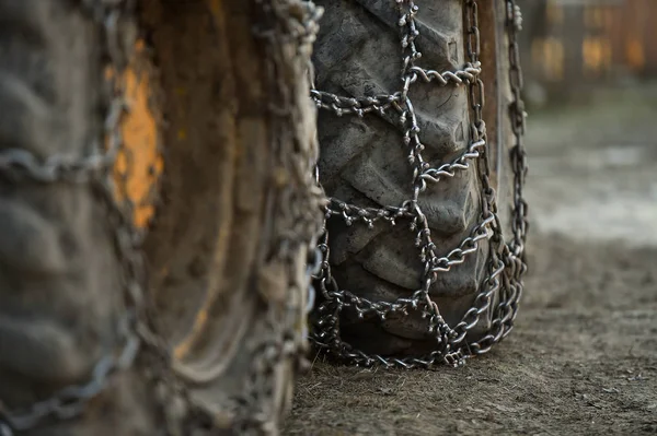 Sneeuw tire chains op grote vrachtwagen wiel — Stockfoto