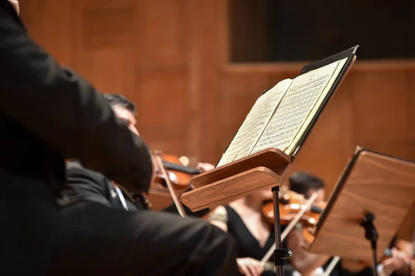 Hegedűjátékos Keze Részletesen Filharmonikus Zenekar Előadásakor — Stock Fotó