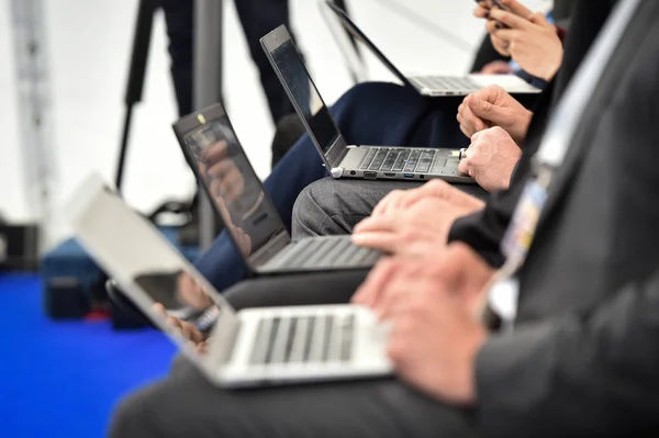 Detalle Con Manos Periodistas Escribiendo Computadoras Portátiles Durante Una Conferencia —  Fotos de Stock