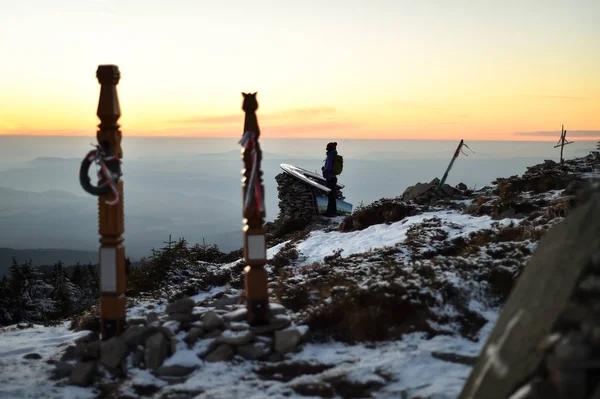 Cruces de madera en la cima de una montaña en temporada de invierno —  Fotos de Stock