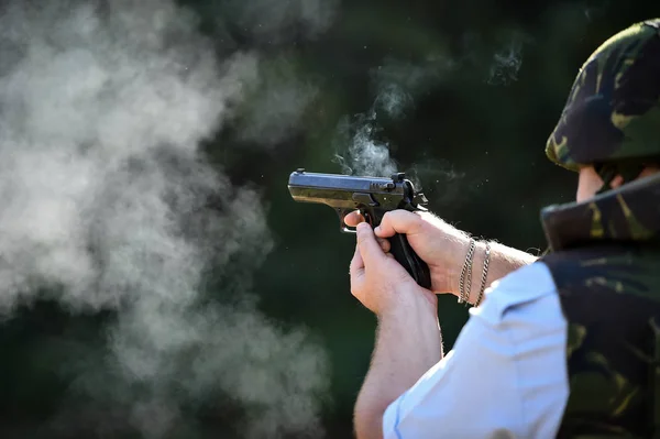 Зовнішня цільова стрілянина з пістолетом калібру 9 мм у полігоні — стокове фото