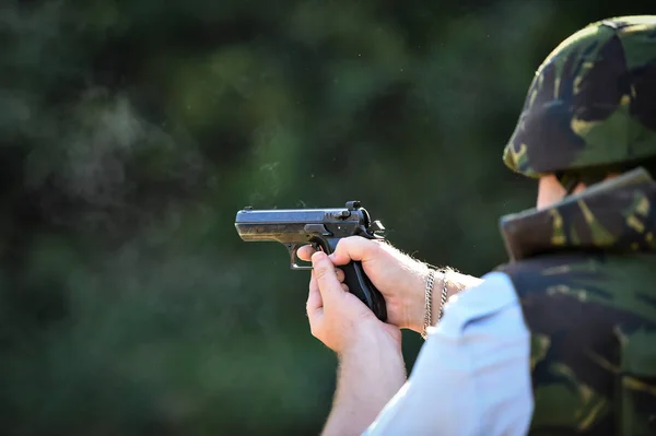 Зовнішня цільова стрілянина з пістолетом калібру 9 мм у полігоні — стокове фото