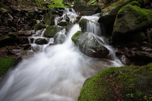 Güzel dağ rainforest şelale hızlı akan su ve kayalar, uzun pozlama ile. — Stok fotoğraf