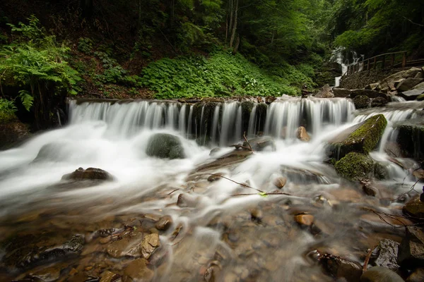 Güzel dağ rainforest şelale hızlı akan su ve kayalar, uzun pozlama ile.