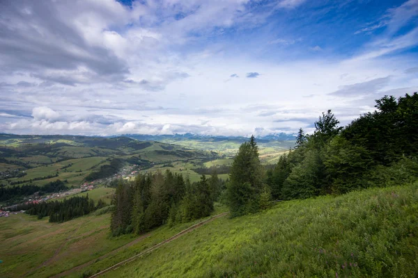 Dağ panoramik manzara bulutlar.