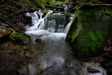 Güzel dağ rainforest şelale hızlı akan su ve kayalar, uzun pozlama ile.
