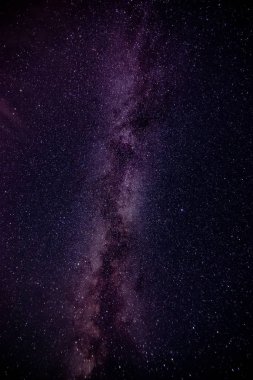 Kainatta yıldızlar ve uzay tozuyla Samanyolu Galaksisi.