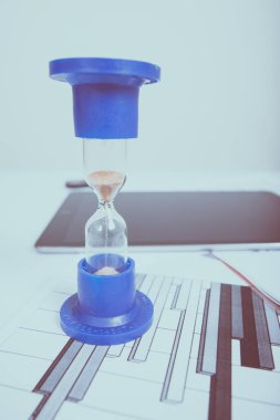 Kum saati. Arka ofiste çalışan iş adamı. Kavram zaman para demektir.